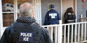 Juez de Texas bloquea una orden de Biden que limitaba las deportaciones y detenciones de la ICE