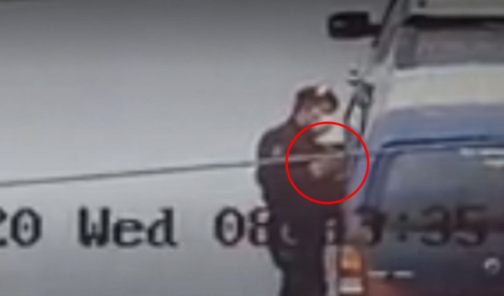 Perú: Revelan video del momento que un policía alquila su arma a criminales.