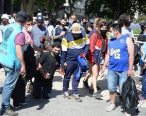 Aficionado caminó de rodillas varias cuadras para despedir a su ídolo, Diego Maradona