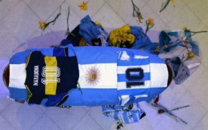 Retirarán cuerpo de Maradona de Casa Rosada tras disturbios protagonizados por aficionados