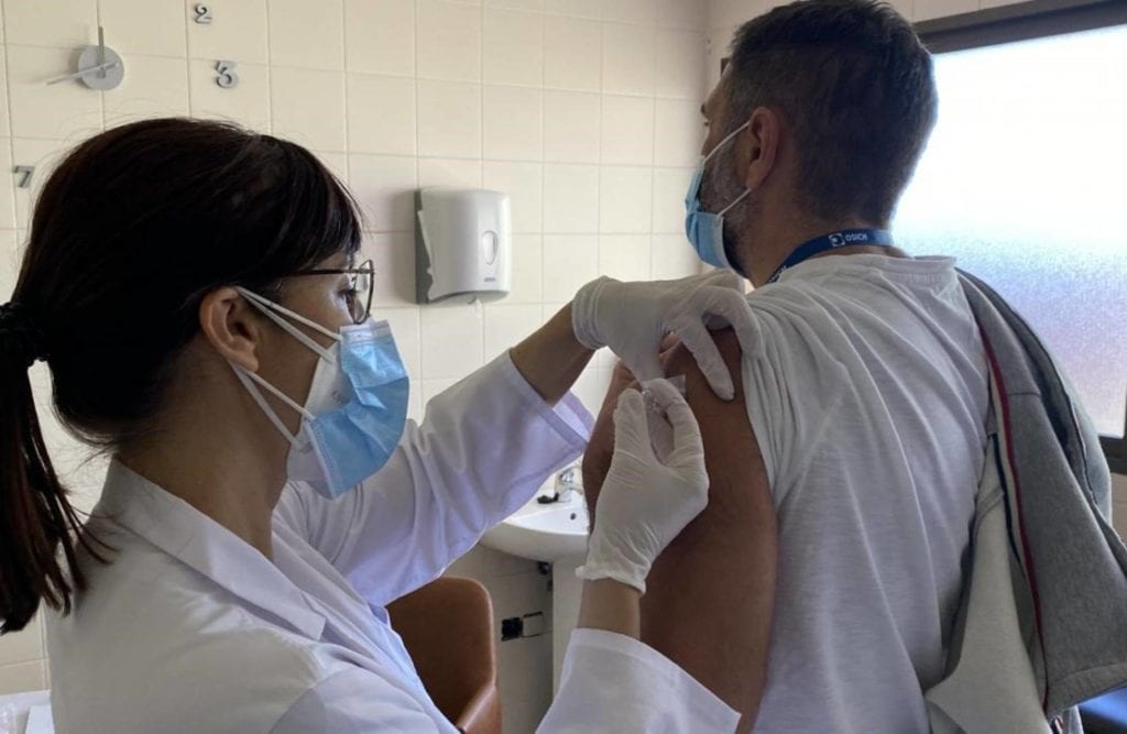 vacunación Covid-19, primer país, dio luz verde