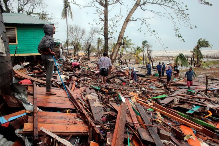Iota llega a El Salvador como depresión tropical, tras dejar muerte y devastación en Nicaragua y Colombia.