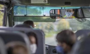 Padre olvida a su hijo en autobús y las redes no perdonan
