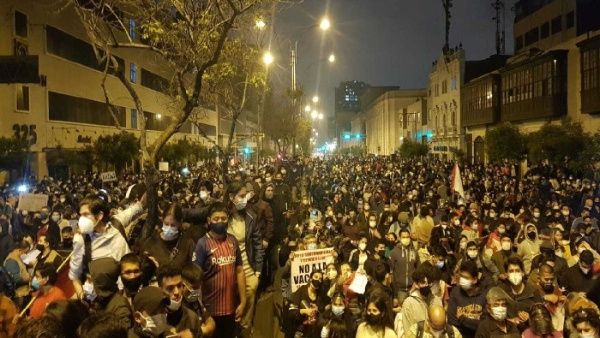 Perú en crisis: Miles salen en defensa de Martín Vizcarra