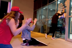 Partidarios de Trump de rodillas clamando a Dios por una victoria en Nevada