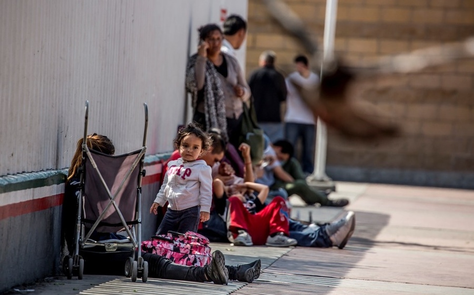 juez ordena detener la deportación de niños