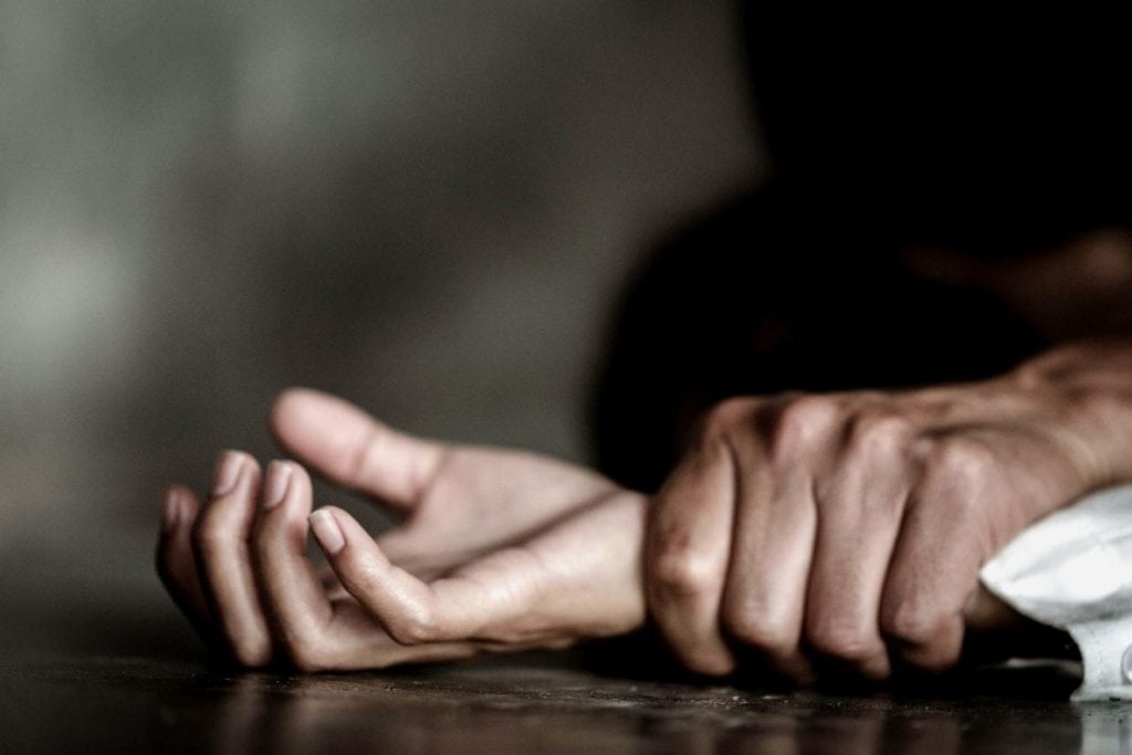 Padres entregan a menor a un desconocido para mejor su calidad de vida, fue abusado por diez años.