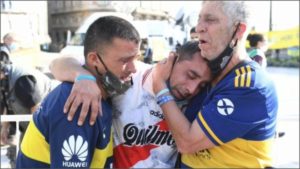 El mundo llora al astro del fútbol, en Argentina la afición se desmorona por la pérdida