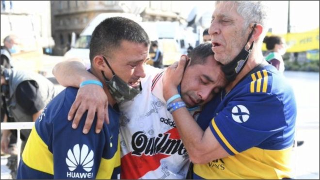 El mundo llora al astro del fútbol, en Argentina la afición se desmorona por la pérdida.