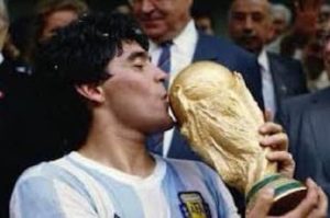 Muere el astro del fútbol Diego Armando Maradona a sus 60 años de edad
