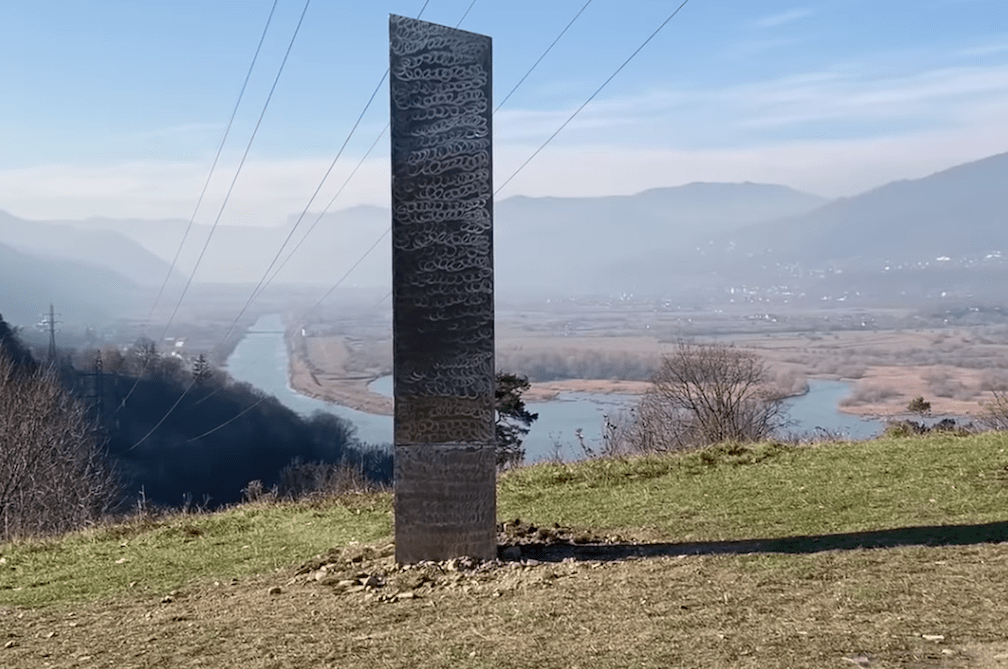 Encuentran otro monolito en Rumania, mientras que el de Utah desapareció.