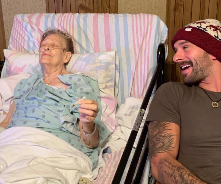 Abuela pasó sus últimos momentos de vida fumando marihuana con su nieto.
