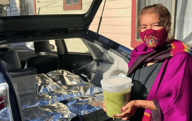 Abuelita prepara 800 tamales para el personal médico que le salvó la vida tras ocho meses interna