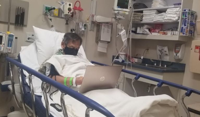 En su lecho de muerte maestro califica exámenes finales