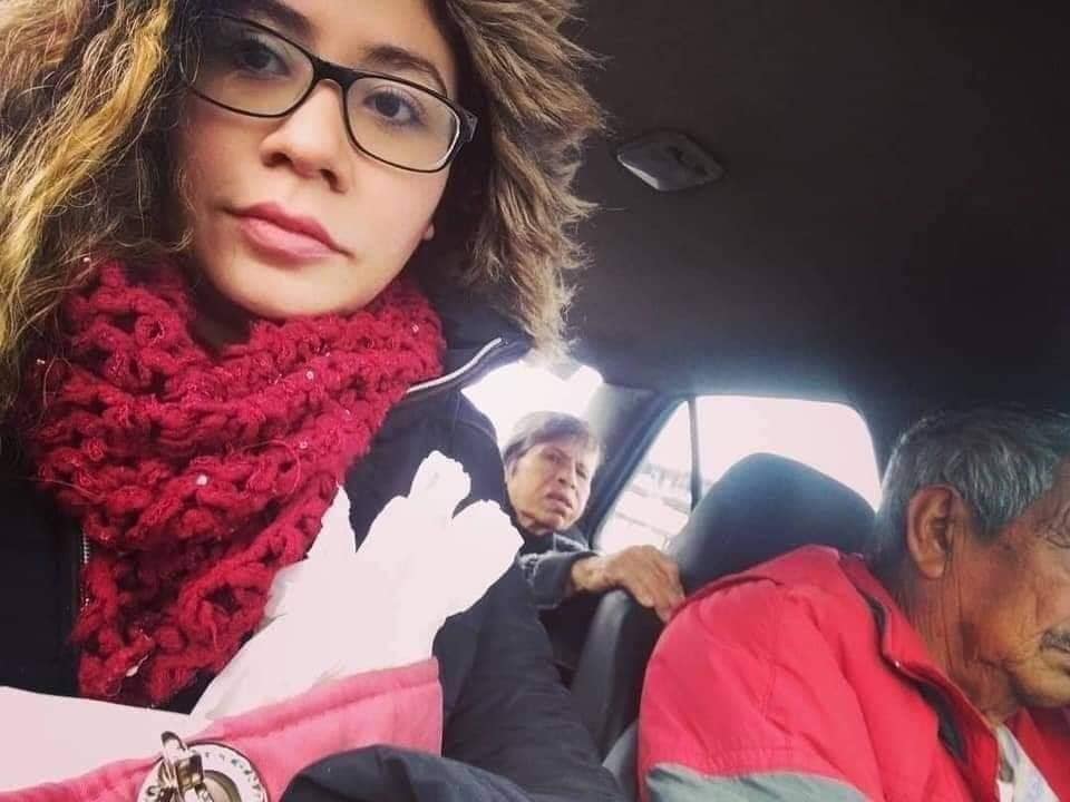 Taxita hace sus carreras con su esposa con Alzheimer porque sus hijos no la quieren cuidar.