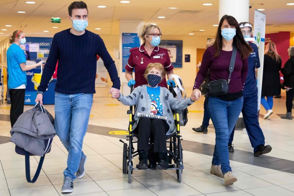 La primera mujer en ser vacunada recibe segunda dosis