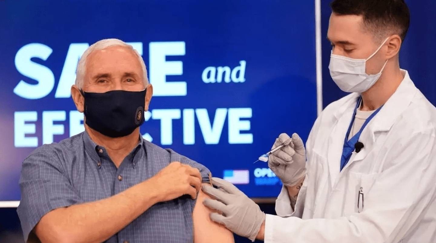 Mike Pence se aplica la vacuna de Pfizer en televisión en vivo.