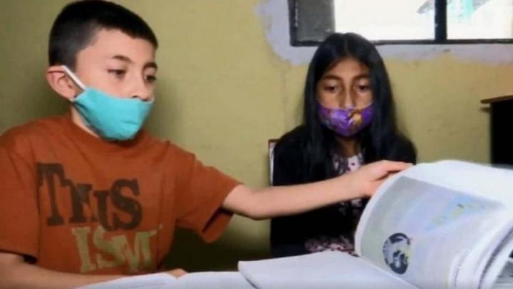 Dos hermanos son obligados a repetir grado por no tener una computadora para clases virtuales