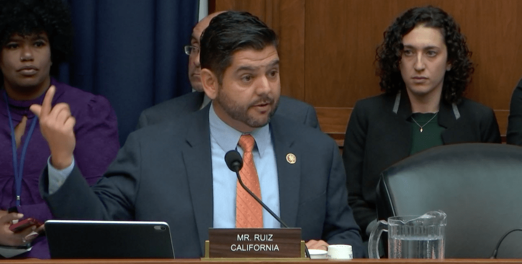 Raul Ruiz presidente del Caucus Hispano