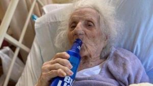 Anciana de 103 años festeja que venció el Covid-19 con una cerveza
