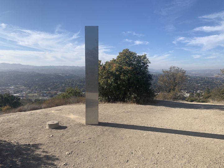 Aparece tercer monolito metálico.