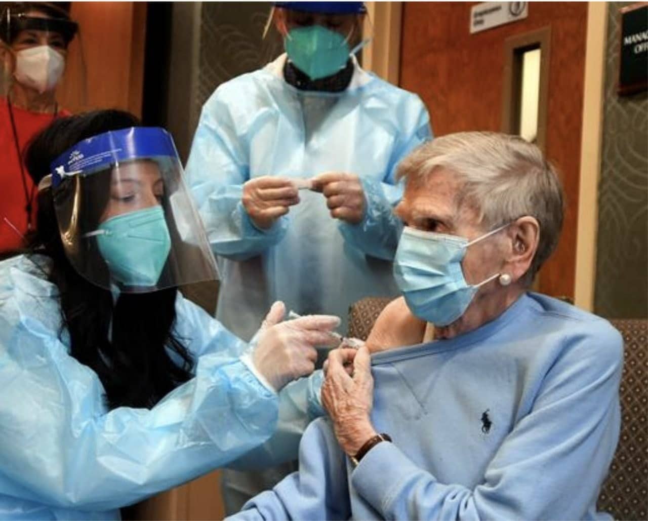 Vacunas son efectivas ante la nueva cepa. segunda dosis, ancianos desarrollan