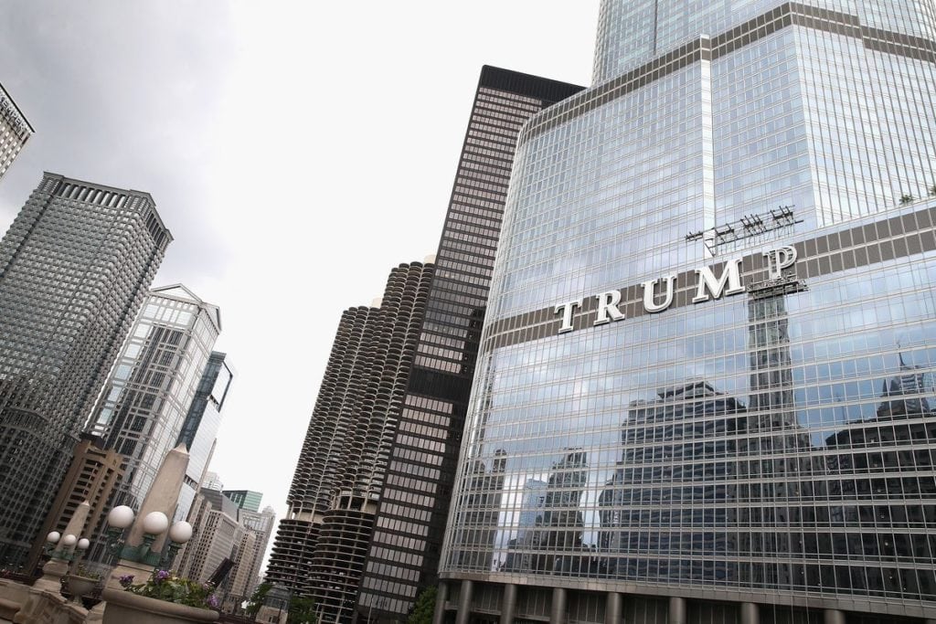Chicago concejal pide que se remueva el nombre 'Trump' de una torre