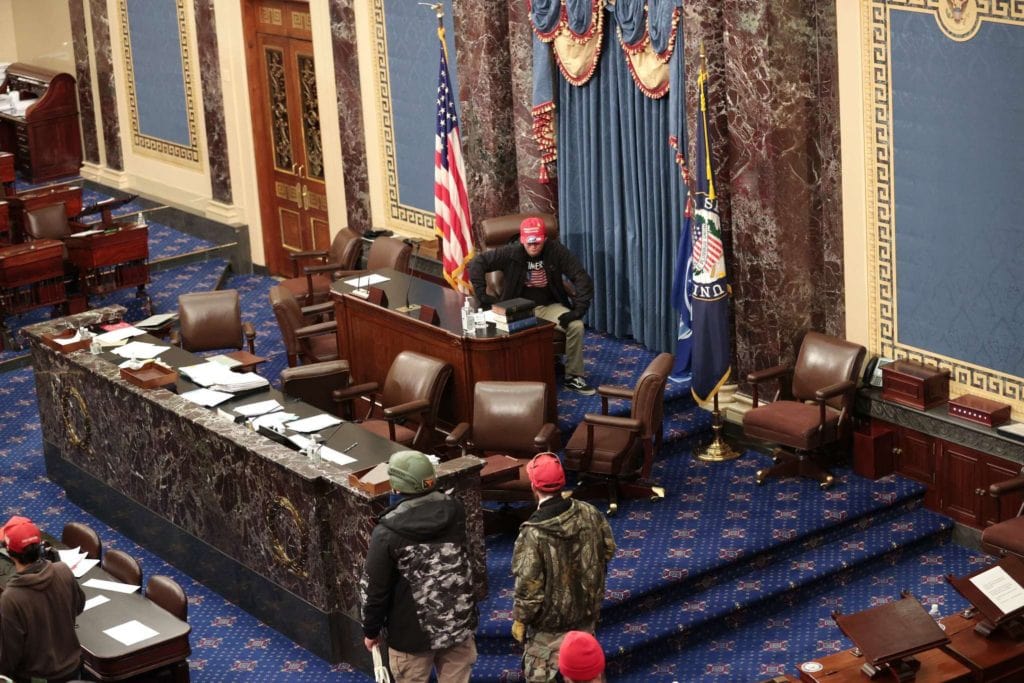 Seguidores de Trump que asaltaron el Capitolio podrían pasar hasta 20 años en prisión. instrucciones