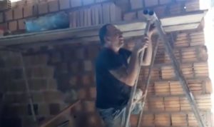 Alcionildo Ferreira, el padre sin piernas que construye un ‘castillo’ para su familia