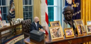 Biden coloca busto del icónico líder laboral latino, César Chávez, en el salón oval