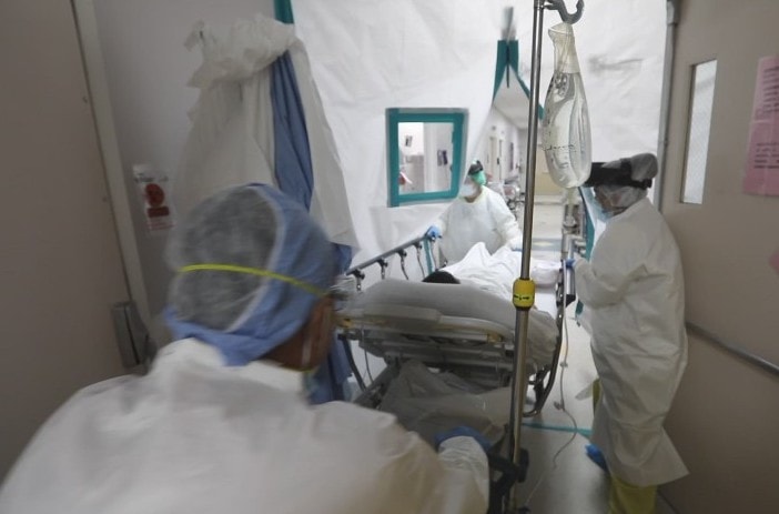 Los Ángeles: Ante el crecimiento en los casos ordenan no trasladar a pacientes con poca probabilidad de sobrevivir.