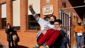 Mujer devuelve sobre con dinero que se encontró y días después se gana la lotería