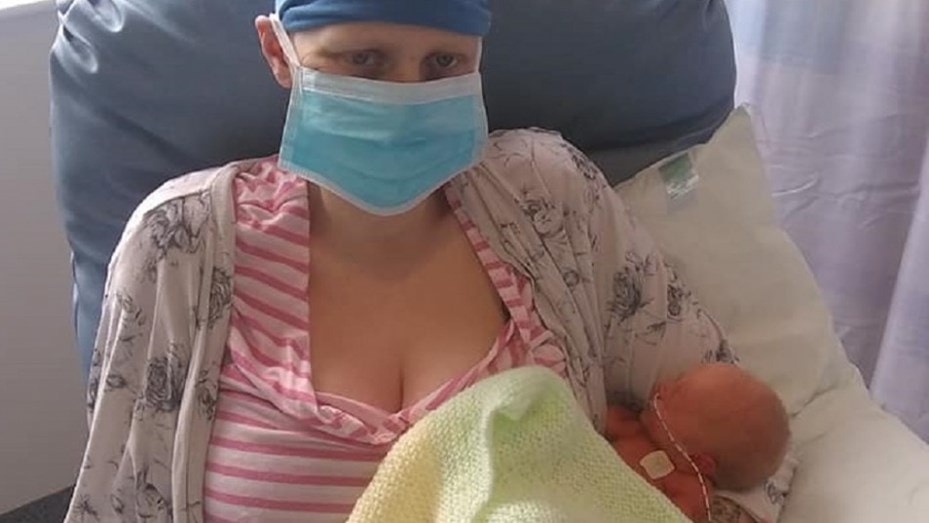 Madre ‘ofrenda su vida’ por dar a luz a su tercer hijo; rechaza quimioterapias que eliminaría su cáncer.