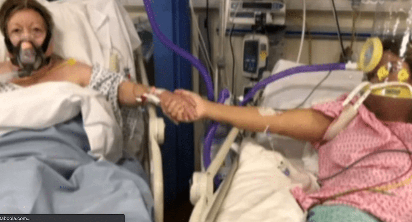 La memorable fotografía de una madre tomada de la mano de su hija antes de morir