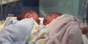 Prueba de paternidad revela que mellizos son hijos de diferentes padres