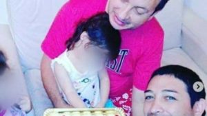 Pareja homosexual adopta a bebé con VIH que fue rechazada por diez familias