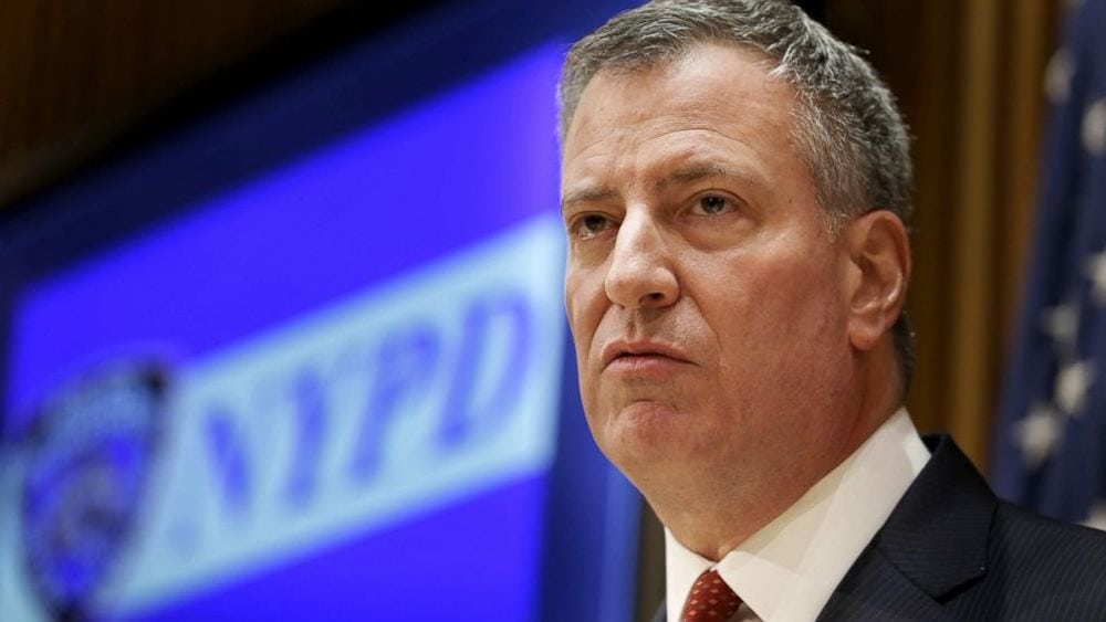 Alcalde Bill de Blasio despedirá a empleados que participaron en el asalto al Capitolio