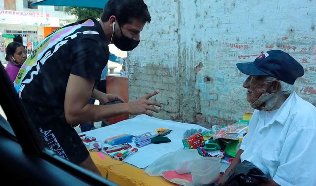 Le compré todo al viejito de 93 años’