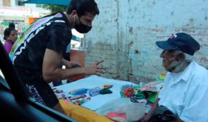 ‘Le compré todo al viejito de 93 años’: Joven ayuda a anciano y los usuarios lo recompensan