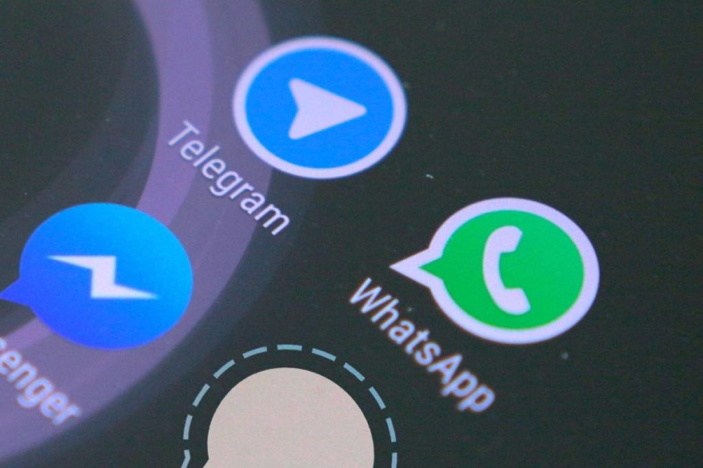 WhatsApp, Telegram y Twitter, varios telefónos.