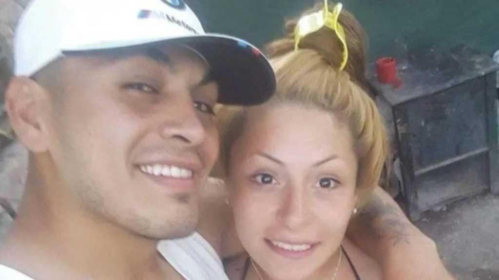 Mujer quema viva a nueva pareja de su exesposo en plena vía pública.