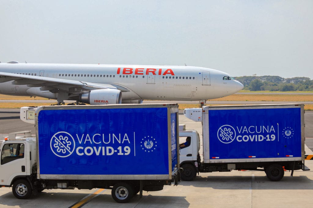 Primer lote de vacunas anticovid de Oxford llegan a El Salvador.