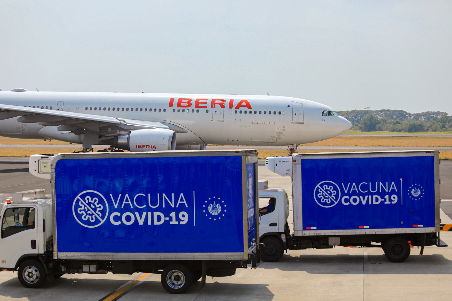 Primer lote de vacunas anticovid de Oxford llegan a El Salvador.