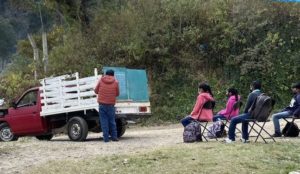 El profesor que hace de su pasión un reto: Con una pizarra en su automóvil imparte clases