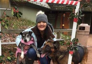 Nicola, la enfermera jubilada que regala una última sonrisas a perros desahuciados