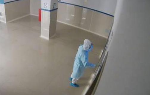 policia decide vestirse de médico