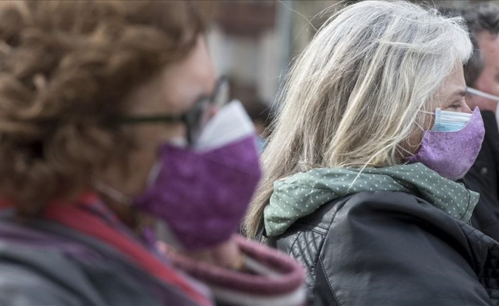 CDC recomienda doble uso de mascarillas