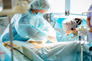 Exitoso trasplante: Mujer nació sin útero y gracias a la ciencia dio a luz a su hijo