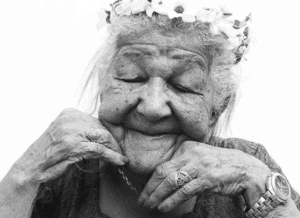 Anciana de 101 años pidió ayuda para conseguir trabajo, hoy es una conocida influencer
