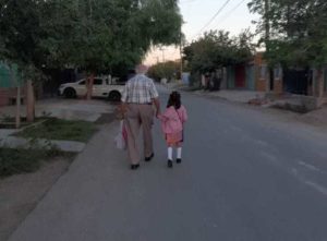 Linda historia: Abuelito acompaña a su bisnieta a su primer día de clase